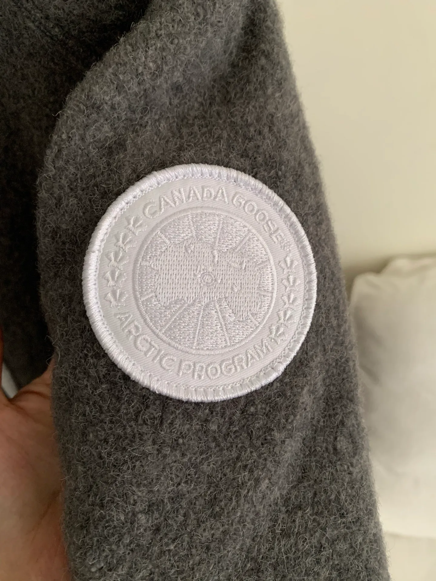 P660 Big Goose White Label Hooded Cashmere Sweatshirt Jacket [Original Mold] [Perfectly Restored] Canada Goose Canada Goose SS22 Chilliwack Humanature 01 Logo Label Zipper Drawstring Hooded Fleece Long Sleeve Bomber Jacket 7102W1 Exclusively customized wool fabric. Only compared with ZP. The popularity of this season’s new style does not require any elaboration. The fabric is warm and comfortable long plush. It is easy to put on and take off. High-tech breathable space cotton liner. It makes the entire garment very stiff and soft, comfortable and lightweight at the same time. Breathable, soft, not sweaty, lightweight, stylish, and non-deformable. The iconic double-striped reflective strips are designed behind the collar and hood. No detail is missed. High-density goose badge. All threaded accessories are customized. Three colors to choose from. Each one is super western. The upper body effect is very high-end. The loose version is not bloated at all. It is quite fashionable. It can be said that it is a very unique design. This year's must-have style is the same for men and women🔥 Color: black color code, dark gray, goose egg yolk Size: XS.-M